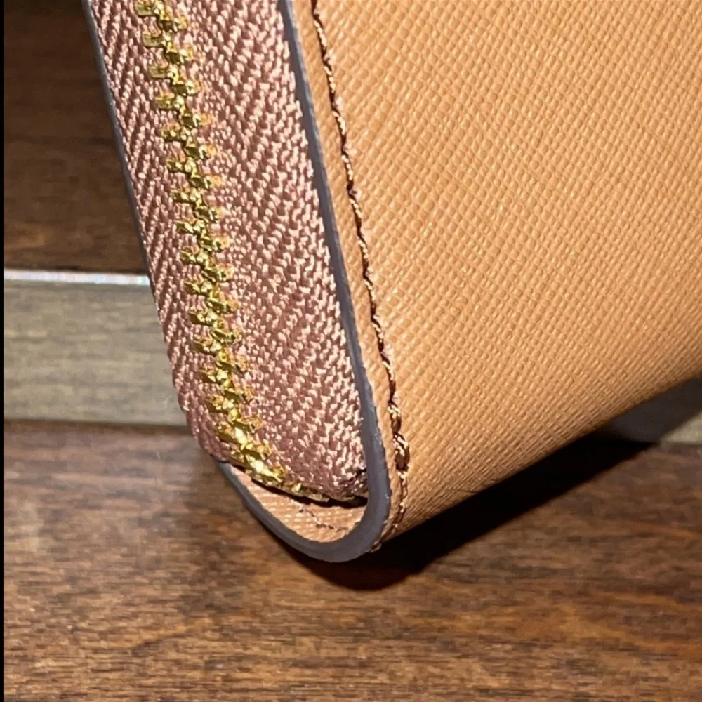 NWT Michael Kors Jet Set Charm Wallet